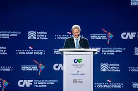 Kast debuta en el exterior en foro económico de la CAF y llama a la coordinación regional