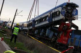 Choque de trenes: abogada de controlador de vías sostiene que debió comunicarse por celular porque “no estarían funcionando” los radiotransmisores