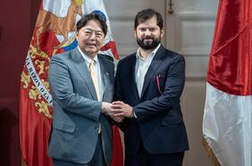 El futuro del litio, el CPTPP y los 125 años de relación bilateral marcan visita del canciller japonés a Chile