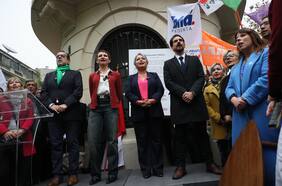 Con discursos y sorteo del orden de los candidatos: oficialismo inscribe primarias y arranca la carrera por La Moneda