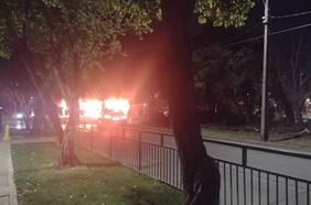 Encapuchados queman bus RED en Villa Francia y arrojan panfletos alusivos a causas anarquistas