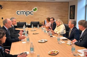Gobernador de Georgia se reúne con CMPC del grupo Matte para impulsar inversiones en Estados Unidos