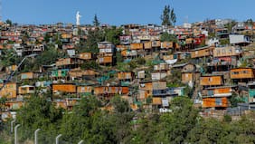 Lo Barnechea inicia desalojo de 30 familias en toma de Cerro 18 por alto riesgo en la quebrada