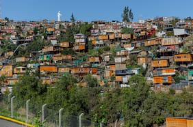 Lo Barnechea inicia desalojo de 30 familias en toma de Cerro 18 por alto riesgo en la quebrada