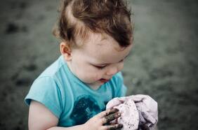 ¿Son más inmunes los niños que juegan con tierra y barro? Esto dice el último estudio