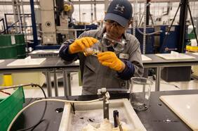 La maquinaria bélica estadounidense funciona con imanes de tierras raras. China es la dueña de ese mercado