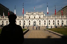 Populismo, redes sociales y desinterés: ¿Quiénes son los chilenos a los que “les da lo mismo” la democracia?