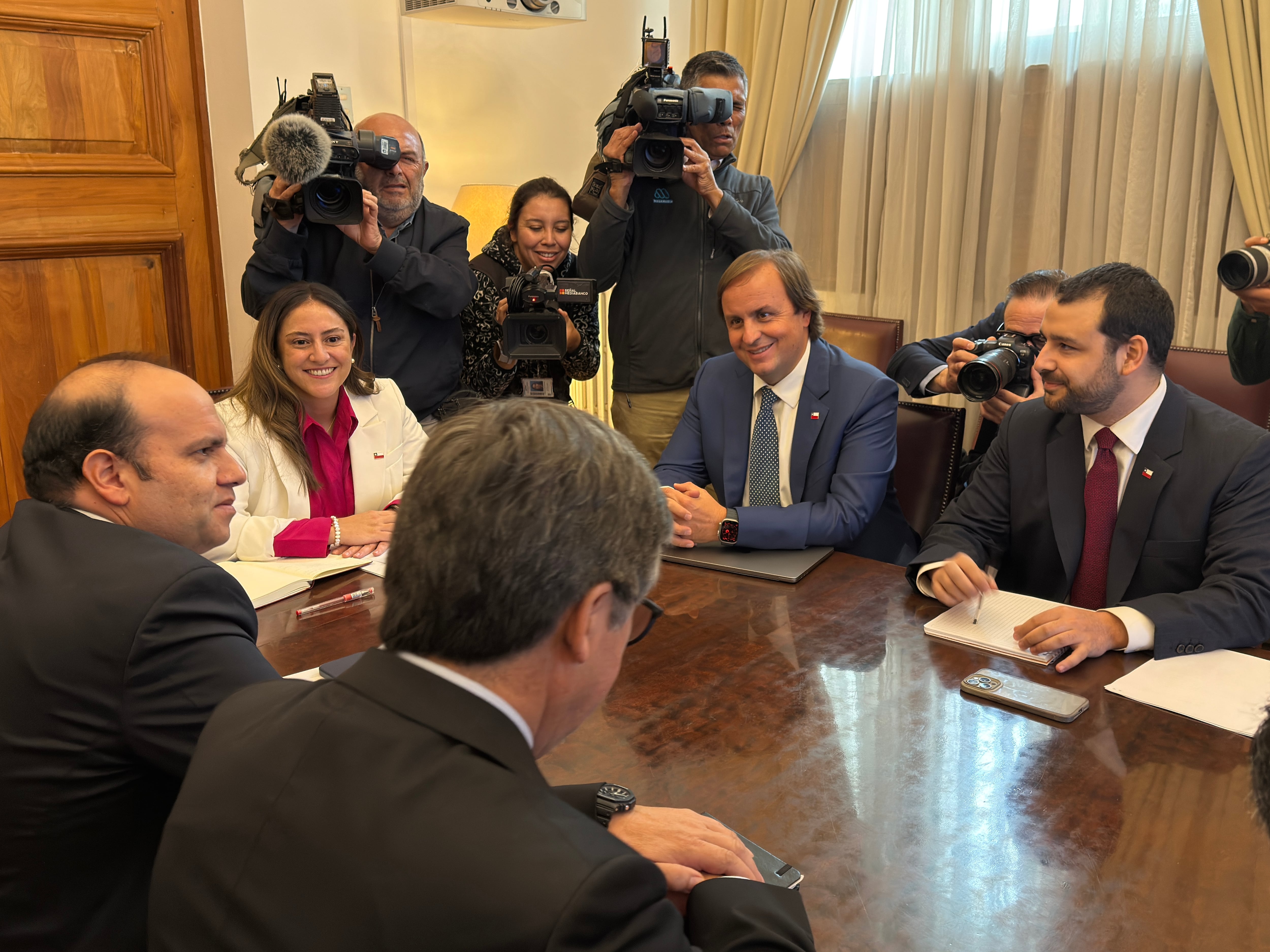 Oposición exige investigar millonarios traspasos a fundaciones y acusa "cortina de humo" del Gobierno