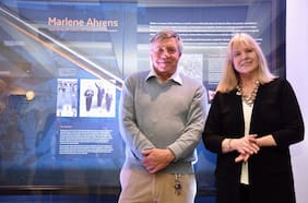 Club Manquehue homenajea a Marlene Ahrens e inaugura una vitrina con su medalla olímpica y sus jabalinas