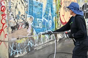 Con limpieza y pintura de muros: comienza la revitalización de fachadas del eje Alameda-Providencia