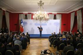 Gestos de Boric a Aravena y mensaje al “wallmapu”: lo que no se vio en la entrega del informe de la Comisión para la Paz