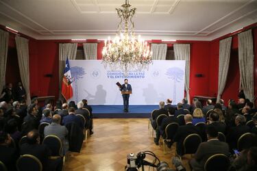 El Presidente Gabriel Boric recibe el informe final de la Comisión para la Paz y el Entendimiento, en el salón Montt Varas del Palacio de La Moneda.