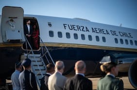 Seis escalas y capacidad solo para 35 personas: los límites del avión presidencial opacan el viaje de Boric a China