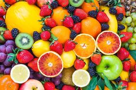 Comer esta fruta a diario promete mantener tu cerebro más ágil, según expertos