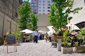 Desayunar en la nueva plaza del barrio cívico