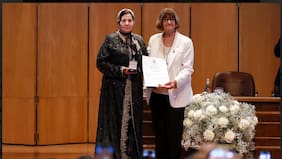 Embajadora de Marruecos recibe reconocimiento de la Universidad de Chile por su aporte cultural y diplomático