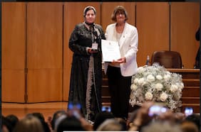 Embajadora de Marruecos recibe reconocimiento de la Universidad de Chile por su aporte cultural y diplomático