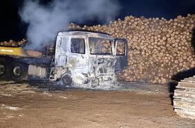 La Araucanía: desconocidos queman camiones, maquinarias y una caseta en Loncoche