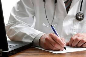 Trabajó en Cesfam de La Calera: Fiscalía formaliza a falso médico y municipalidad presenta querella