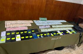 Arrestan a sujeto por receptación en Estación Central: mantenía 31 celulares escondidos y dinero en efectivo