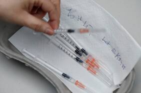 China desmantela una red de vacunas falsas contra el Covid-19