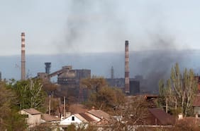 Tropas rusas lanzan asalto contra planta siderúrgica en Mariupol, último foco de resistencia