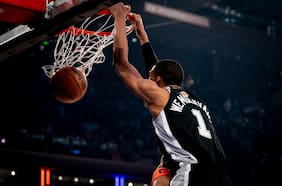 Con Donald Trump en un palco: Spurs vence a Knicks y estrecha las finales de la NBA