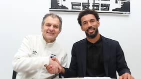 Es oficial: Vozinha firma su contrato y ya es jugador de Colo Colo
