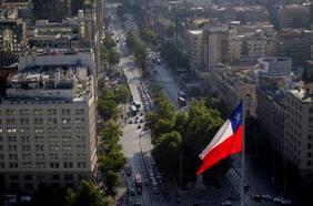 Imacec sorprende con mayor alza del actual gobierno, pero no evita que Chile complete 3 años creciendo menos que el mundo