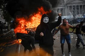 Violencia y sesión maratónica en el Senado marcan votación de la Ley Bases de Milei