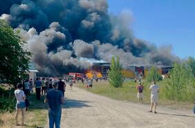 Zelensky dice que misiles rusos impactan en un centro comercial de Ucrania, mientras los líderes del G-7 prometen más ayuda