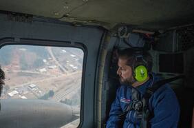 Presidente Boric realiza sobrevuelo por Santiago junto a general Monrás por apagón masivo