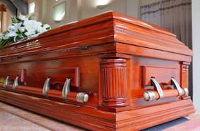 Una mujer despertó en un ataúd en medio de su funeral: la habían dado por muerta
