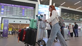 Tráfico aéreo pasajeros en Chile no levanta cabeza: se acentúa la contracción de las rutas internacionales