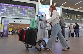 Tráfico aéreo pasajeros en Chile no levanta cabeza: se acentúa la contracción de las rutas internacionales