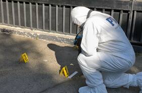 Hombre de 43 años permanece en riesgo vital tras ser baleado en su domicilio en Recoleta