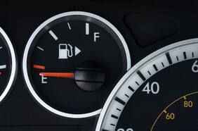 ¿Cómo saber en que lado del auto está la tapa del estanque de bencina?