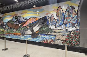 “Alas de Amistad”: inauguran mural en estación de Metro en conmemoración de 200 años de relación entre Chile y EE.UU.