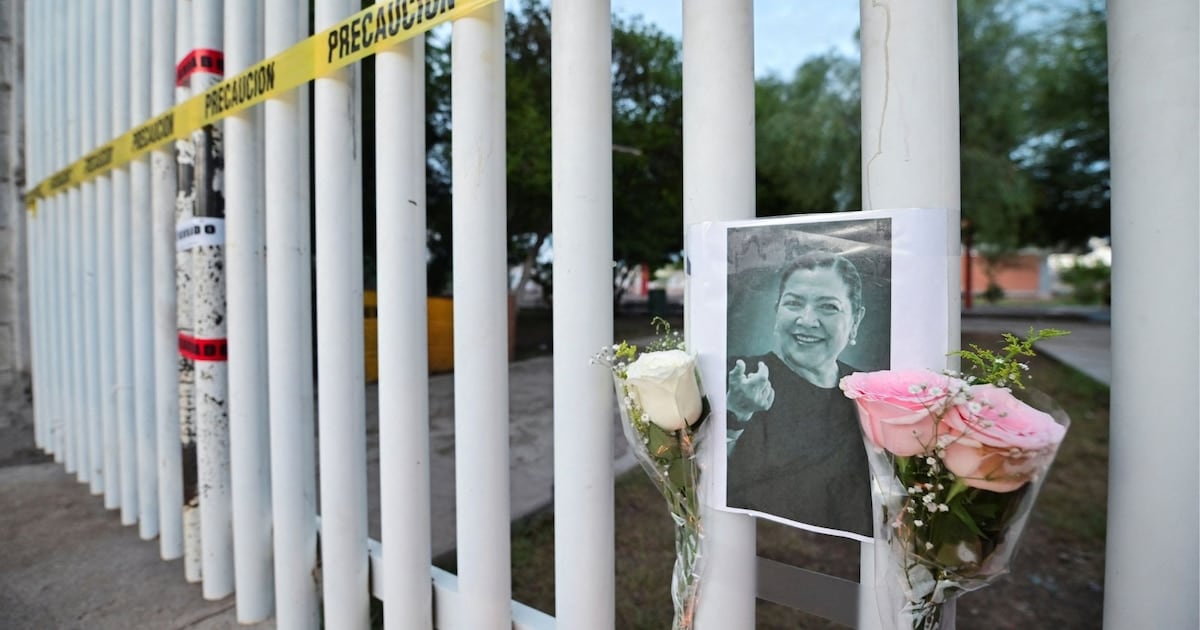 Flores y una fotografía de la subdirectora cuelgan de la cerca exterior de la Escuela Secundaria No. 13 luego de un ataque que la mató e hirió a otros, en Torreón, estado de Coahuila, México, el 1 de octubre de 2026.