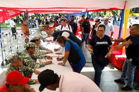“Puro teatro”: los venezolanos que continúan su rutina diaria en medio del conflicto con Estados Unidos