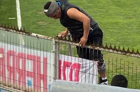 Hincha de Universidad Católica ingresa al partido frente a Audax Italiano con tobillera electrónica