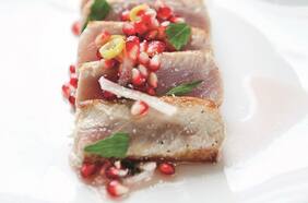 Tataki de palometa con granada, rábano y ají cristal