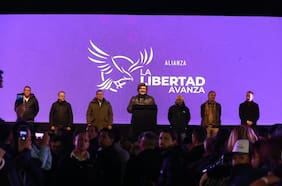 Milei cierra campaña en acto marcado por incidentes: enfrentamientos, lanzamientos de piedras y un reportero herido