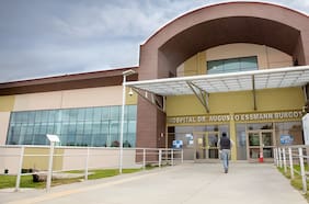 Piden la renuncia a director de Hospital de Natales luego de que paciente diera a luz en el estacionamiento del recinto