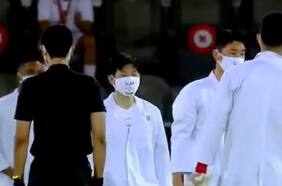 Jugadores del Al Sadd se visten de médicos en señal de apoyo a Xavi y a los profesionales de la salud