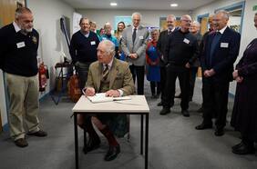 El rey Carlos III hace su primera aparición pública desde el lanzamiento del libro de su hijo Harry