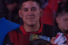Con un bebé en plena galería: la historia del hincha argentino nominado al premio The Best