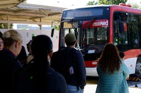 MTT hace positivo balance de buses RED al aeropuerto y anuncia incorporación de cinco máquinas de venta Bip!