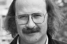 Skármeta, al desnudo (y en el tejado)