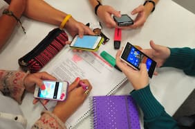 Fin de los celulares en el aula: Senado se apresta a votar prohibición de uso de teléfonos en todos los niveles escolares